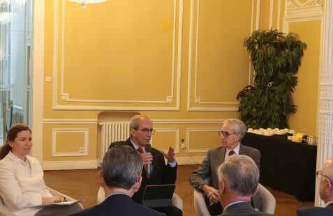 María Abascal, Directora General de la Asociación Española de Banca (AEB) y Presidenta del Comité Ejecutivo de la Federación Bancaria Europea, José Manuel González-Páramo, Consejero del BCE (2004-2012) Consejero Ejecutivo de BBVA (2013-2020). Presidente de European DataWarehouse (EDW) , Ramón Jáuregui, Presidente de la Fundación Euroamérica