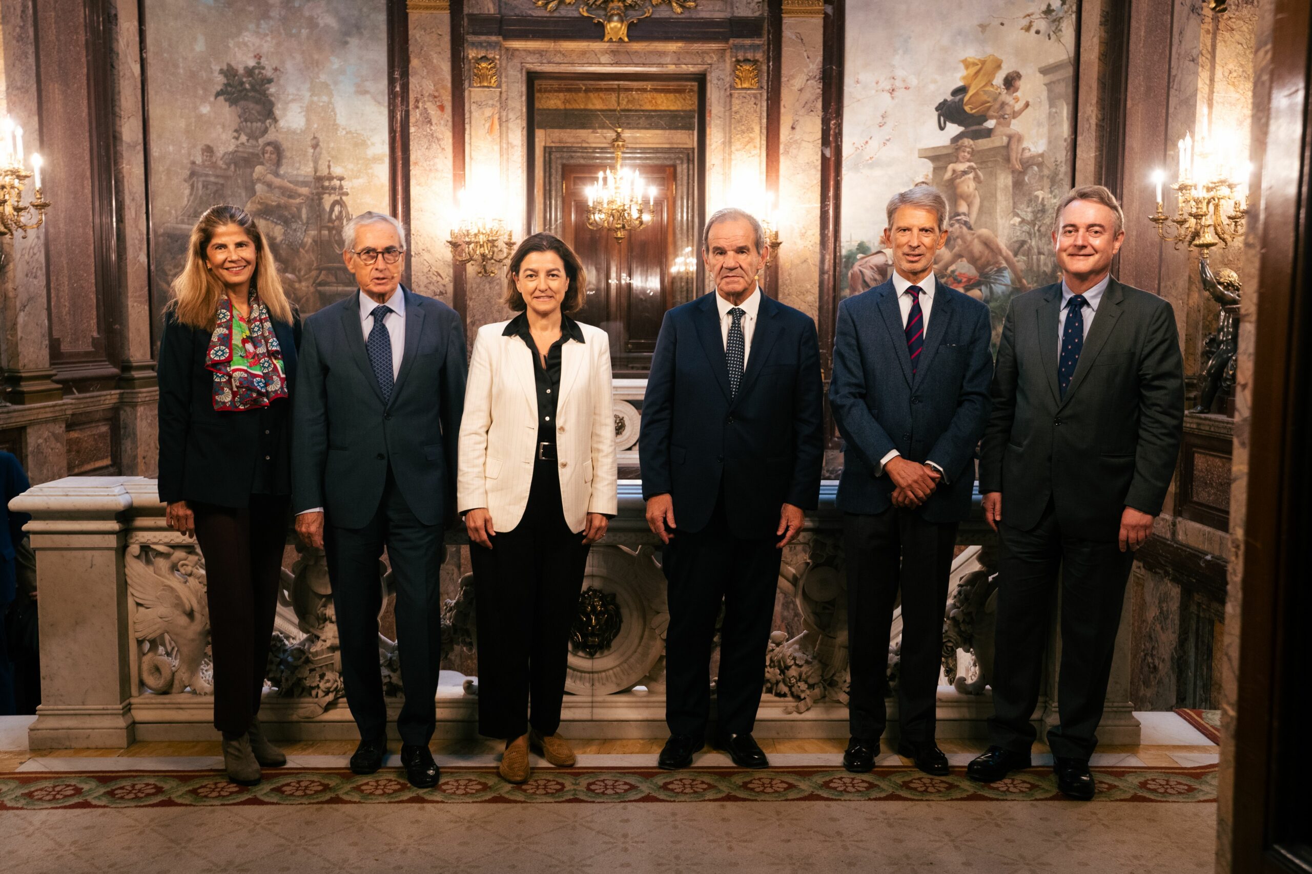 Foto de familia: Lorena Larios, Ramón Jáuregui, Eva Granados, Andrés Allamand, José Ignacio Salafranca, y León de la Torre